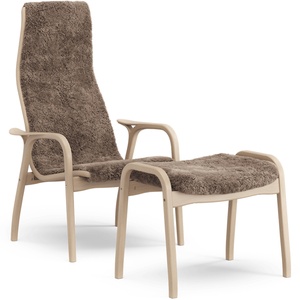 Swedese Lamino fauteuil met voetenbankje hoog gelakt beukenhout eiken/sahara/schapenvacht