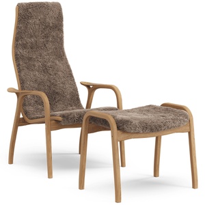Swedese Lamino fauteuil met voetenbankje, hoog geolied eiken/Sahara/schapenvacht